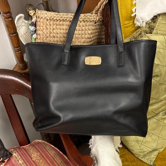 Michael Kors Elegant Black Leather Tote Bag